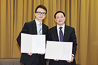 醫學院院長陳家亮教授(左)與內蒙古自治區人民醫院孫德俊院長(右)續簽雙方交流合作備忘錄